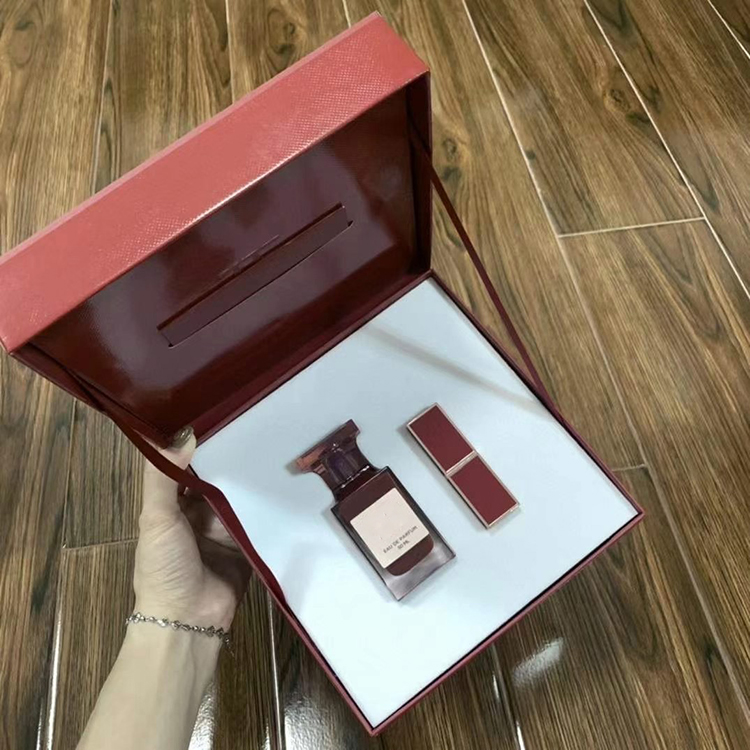 

Women Perfume set Lipstick 01 and Spray 50ml Highest Quality Charming Fragrances Exquisite package For Gift Fast Delivery