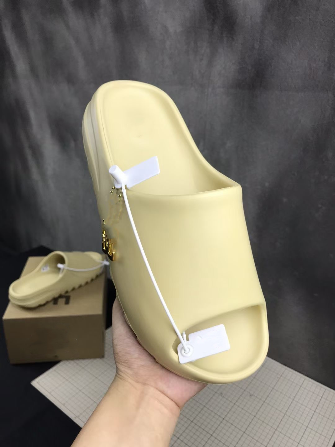 

Original slides men women slippers Desert Sand Core Soot Bone Earth Brown Foam Runner triple white black outdoor sandals with box, 01