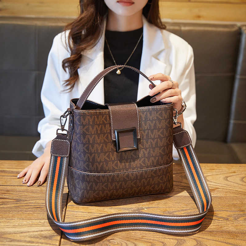 

Hong Kong Women's bag 2021 new fashion high-end women's Bucket Messenger Shoulder Bag, Coffee k