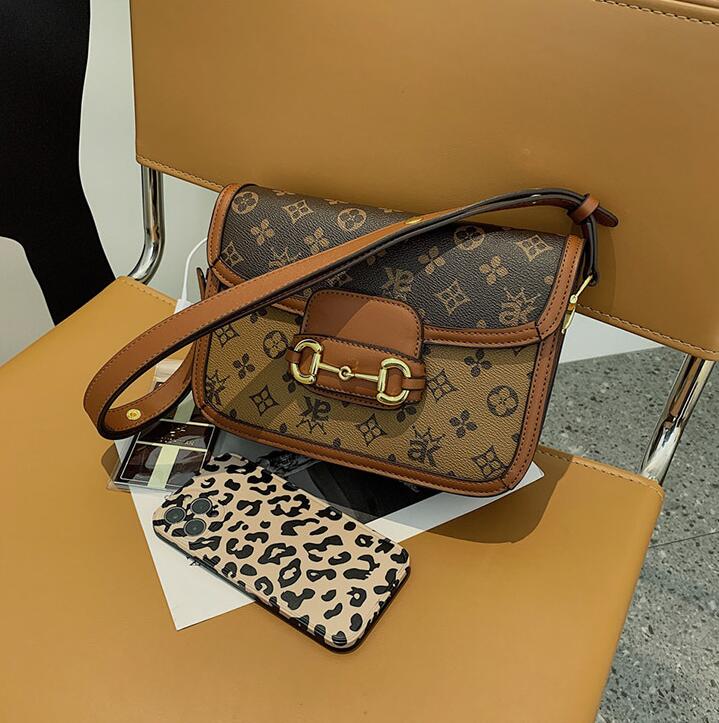 

Wholesale factory womens leathers shoulder bags in winter popular contrast color women backpacks clamshell printed saddle bag street trend gold buckle handbag
