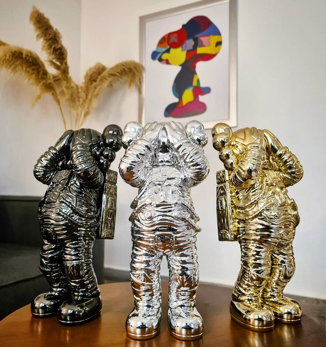 

The New 30CM 2.5KG Originalfake K A W S Holiday Spaceman Companion Figure With Original Box Action Figure model decorations kids gift