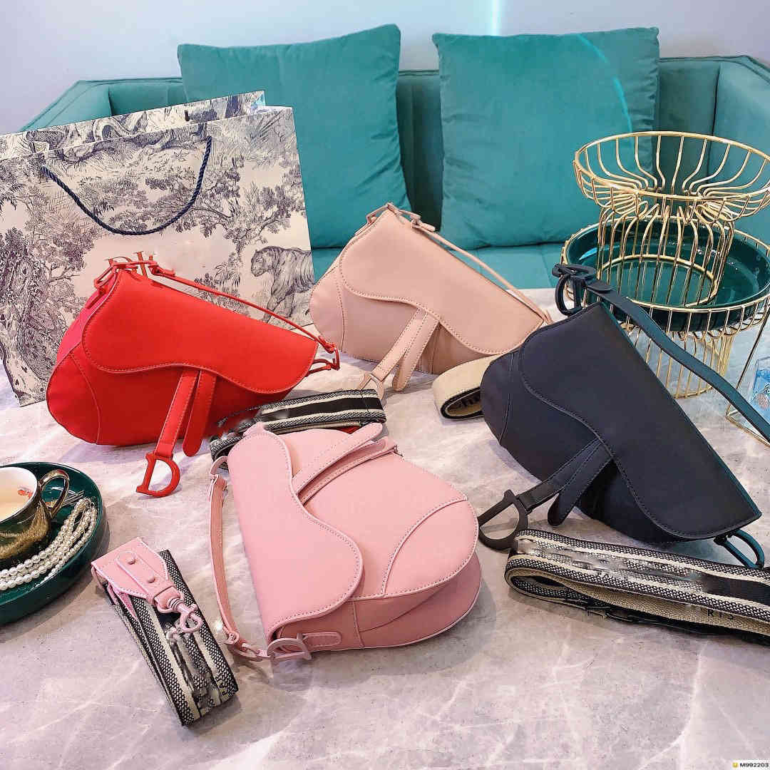 Design s Leather saddle head layer cowhide embroidery Single Shoulder Messenger women's bag badge shoulder strap style