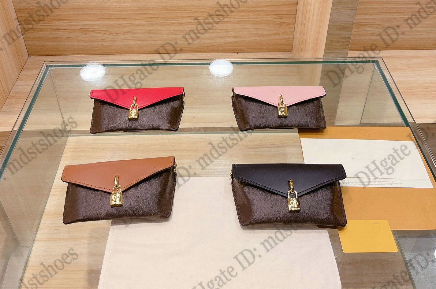 

Padlock on Strap Chain Shoulder Bag Womens Designer Mini Handbag Luxurys Leather Cross Body Belt Handle Bags