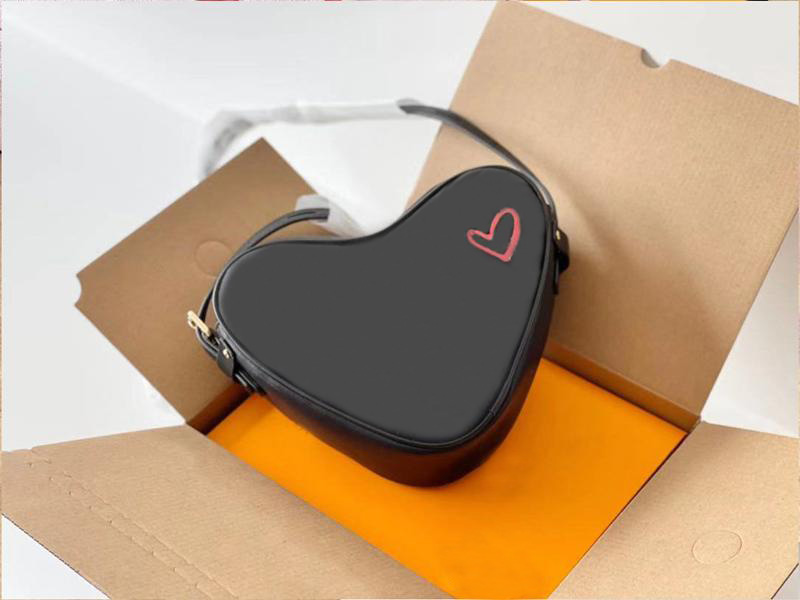 

Shoulder Bags 2021 designer handbags peach heart leather handtotes printed letter handbag fashion strap lady messengertote Multiple colors to choose from, Make up the freight