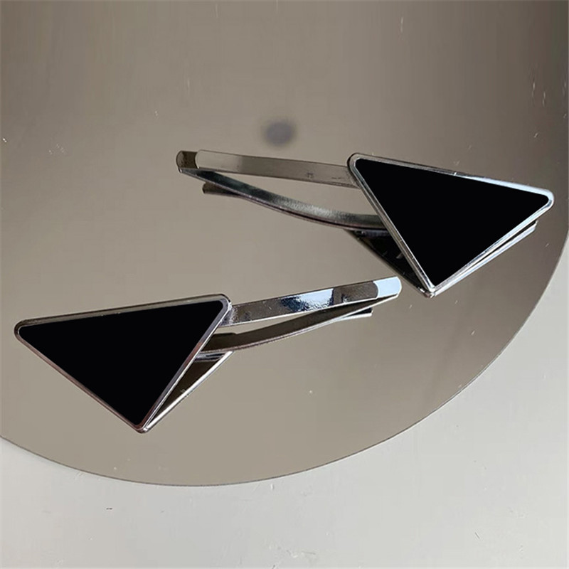 

Ins Style Geometric Triangle Letter Barrettes Women Designer Hair Clip Hairpin Girl Cool Word Clip Wholesale