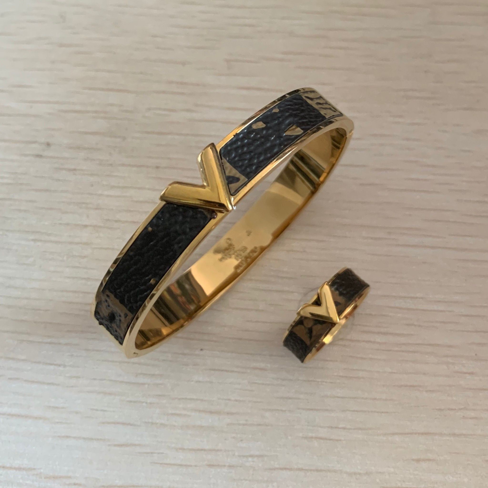 

2021 Never fade brown leather Jewelry sets letter rings Bangles pulseiras flower V Bracelets Women/Men, Slivery;golden