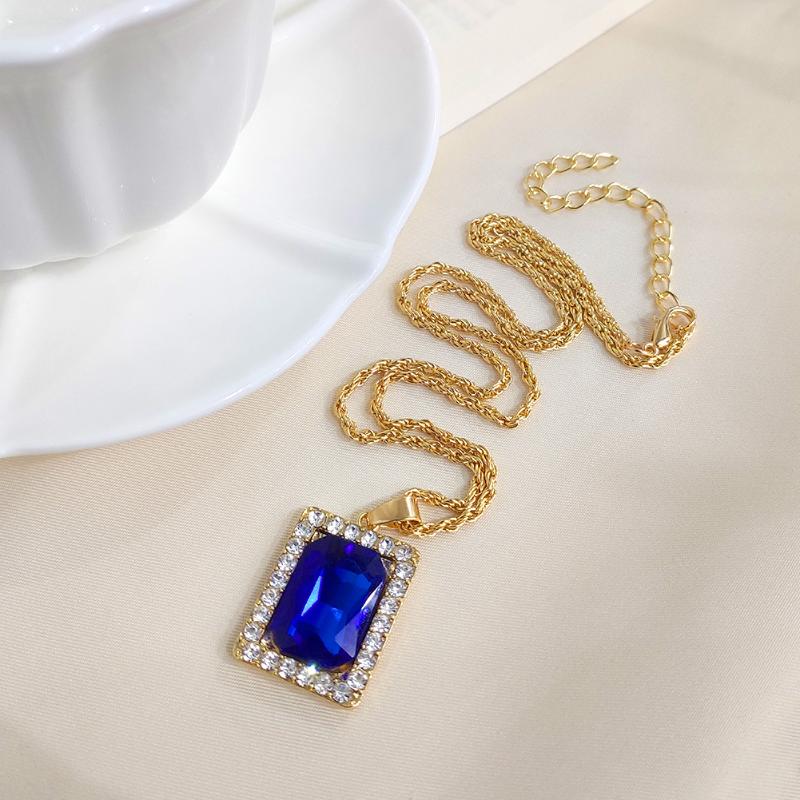 

Chains Fashion Rectangle Big Crystal Pendant Necklaces For Women Simple Design Rhinestone Geometric Link Clavicle Necklace Jewelry Gift