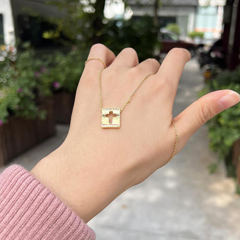 

Pendant Necklaces Exquisite Inlaid Zircon Womens Hollow Cross Geometric Square Lock Charm Necklace Gold Clavicle Chain Copper Jewelry