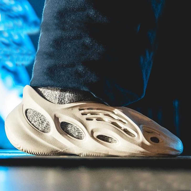 

Men Women Runnning Shoes 2020 Kanye West Foam Runner Racer Summer Sports Beach Sandals Shoes Trainers Women Skeleton Designer Sneaker 36 -44