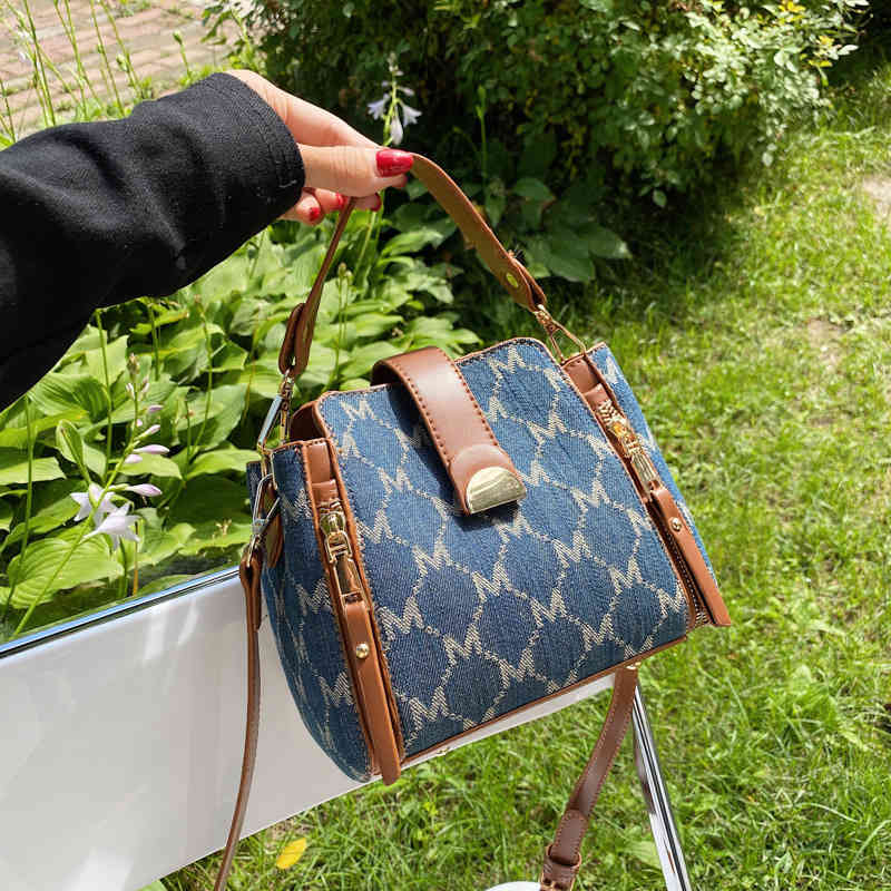 

Luxury design handbag 2021 summer new simple personalized printing lovely color matching western style handbag Single Shoulder Messenger Bag, White