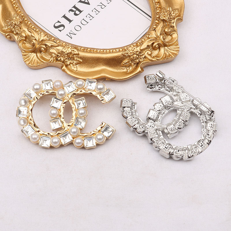 

Designer Brooch Brand Letters Diamond Brooches Pin Geometric Luxury Charm Crystal Rhinestone Pearl Pins for Women Clothing Decoration Jewellery Accessories