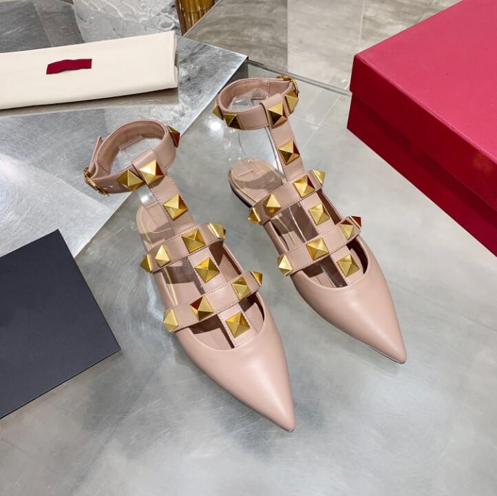 Sandales 2021 V Femmes Designer Rivets Chaussures à pointe Toe Pantoufle en cuir véritable 35-42 Sac de poussière