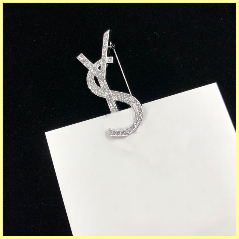 

Fashion Luxury Designer Men Women Pins Brooches Diamond Silver Letter Brooch Pin For Suit Dress Party Letters Y Brooches 21091502R