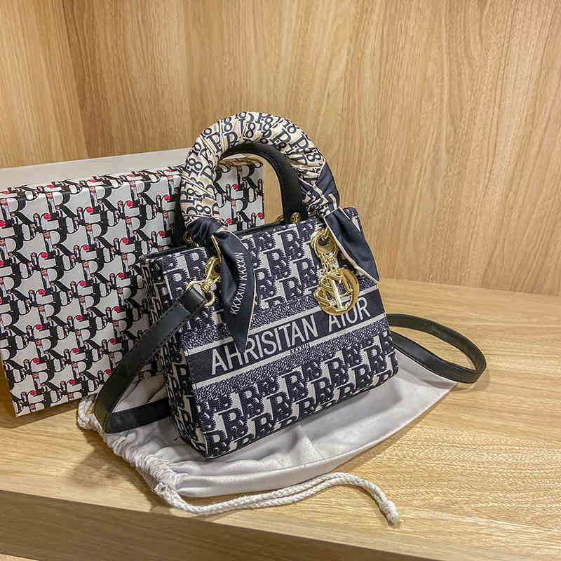 

2022 Latest Models handbag wholesale bag women's print fashion leisure embroidery One Shoulder Bag net red