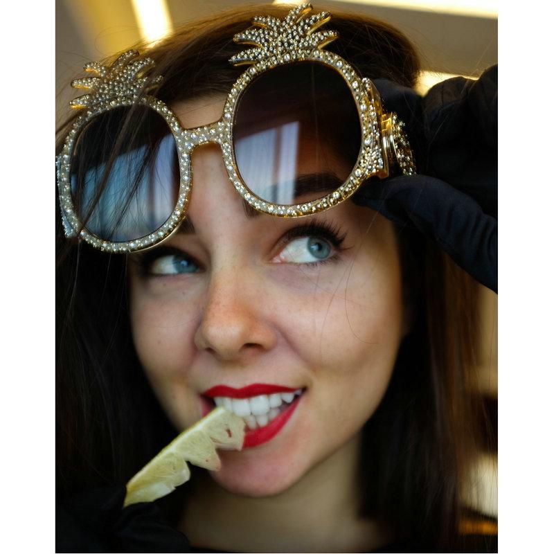 

Sunglasses Pineapple Frame Shiny Colored Rhinestones For Women Brand Glasses Designer Fashion Female Shades Party FML