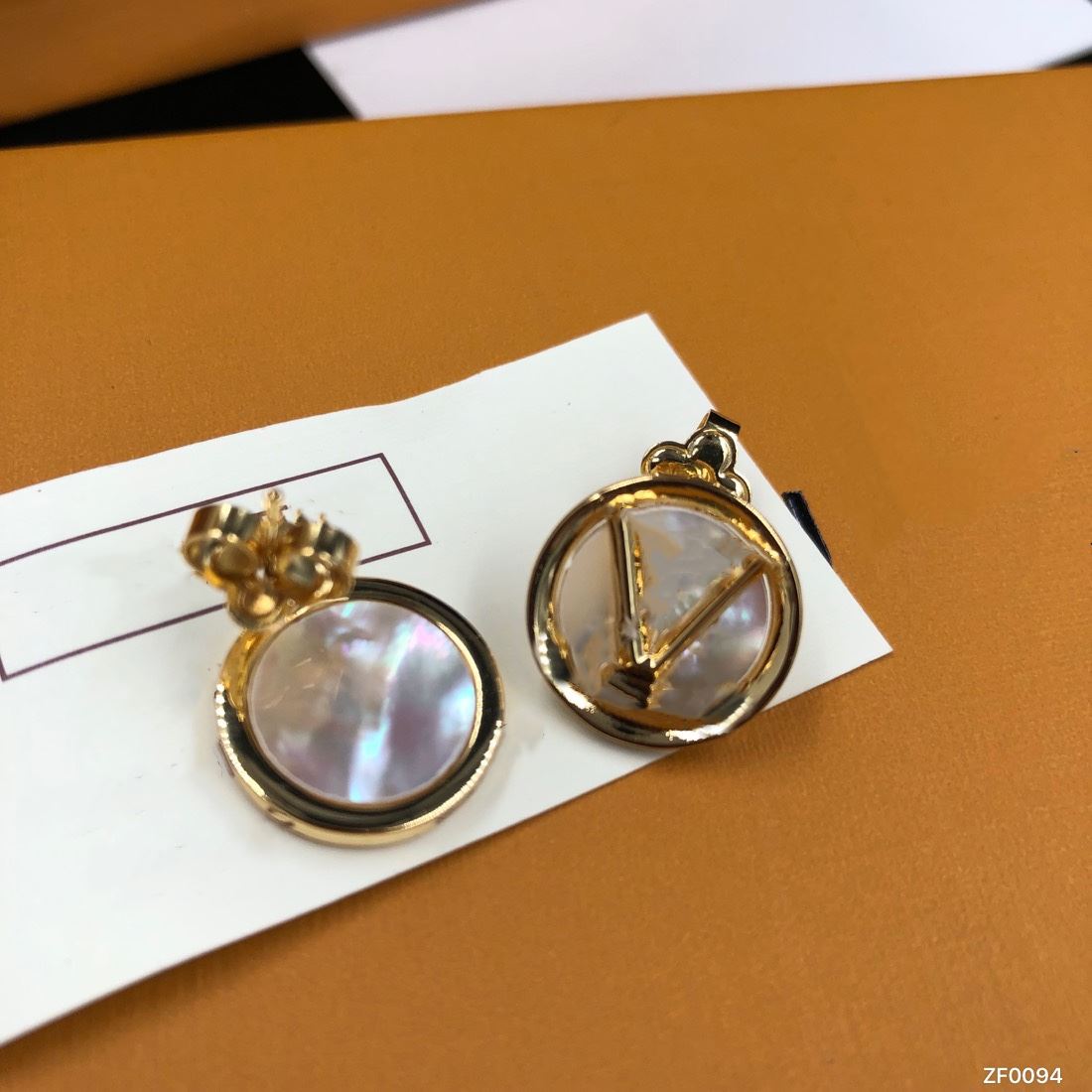 

Exquisite and elegant women's earrings Luxury designer Ear jewelry Vintage golden lady Party wedding Earring Circular letters Jewelers New