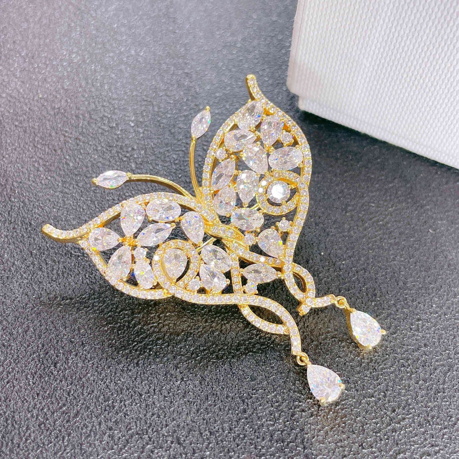 

ANSHELI Gorgeous Butterfly for Women Pearl Pin and es Overcoat Silver Color Zircon Animal Brooch Accessori Jewelry