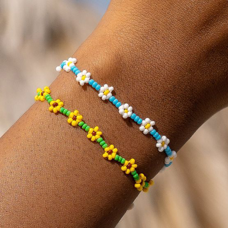 

2021 Korean Fashion Flowers Daisy Beads Bracelets Transparent Colorful Beaded Handmade Elastic Wristband for Women 2021 Trend Jewelry