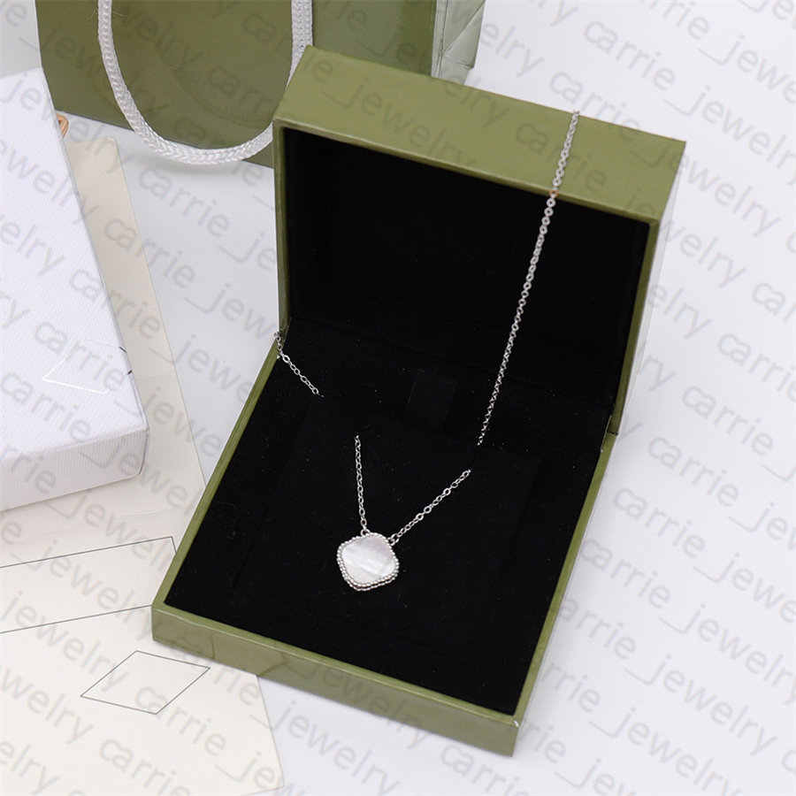 

Necklace Designer Clover Classic Necklaces Fashion Flower Choker for Man Woman Jewelry 2 Style 10 Color Good Quality4813498