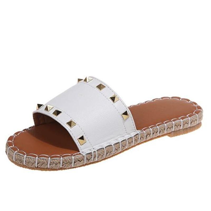 Pantoufles rivet à fond plat pour femmes 2021 Summer pour femmes chaussures de mode plate-forme de mode glisses femmes sandales respirant pantouf