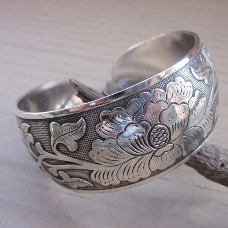 

Chinese Vintage Silvery Tibetan Bracelet Carved Wide Bracelet Elephant Tortoise Flower Vintage Charm for Women Ethnic Jewelry Q0719