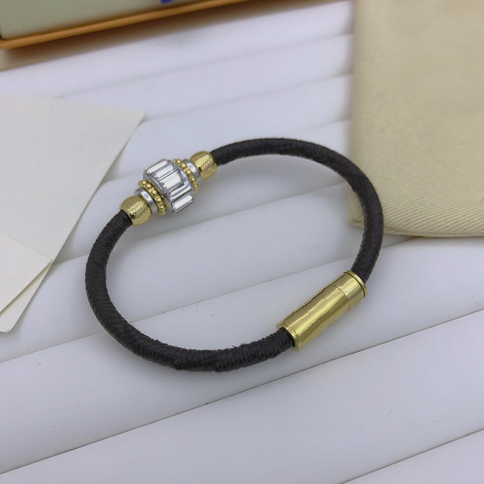 

Europe America Fashion Men Lady Women Round Print Flower Engraved V Initials Flower With Diamond Leather Shine Bright Bracelet Bangle M6771E