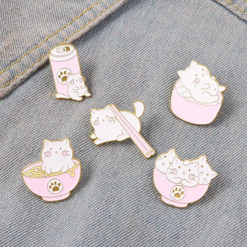 

European Cute Cat Bowl Chopsticks Model Brooches Unisex Alloy Enamel Animal Series Lapel Pins Cartoon Japanese Kitty Paw Knapsack Cowboy Clothes Badge Accessories
