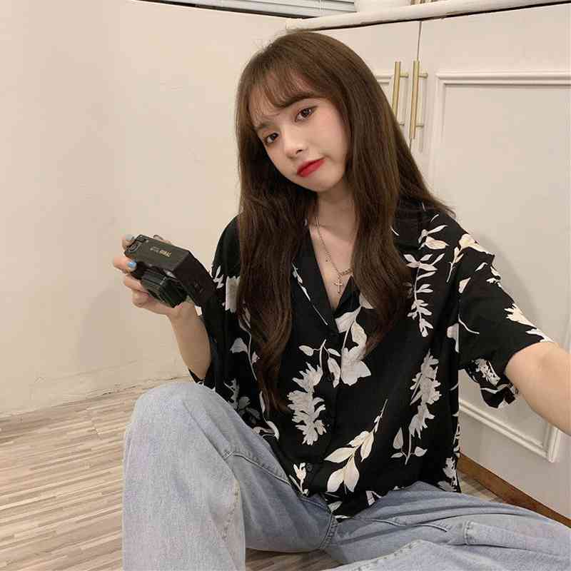 

Casual Oversize Notched Collar Women Shirt Short Sleeve Ladies Tops Summer Floral Pirnt Blouse Loose Button Female Clothing 210521, Sku