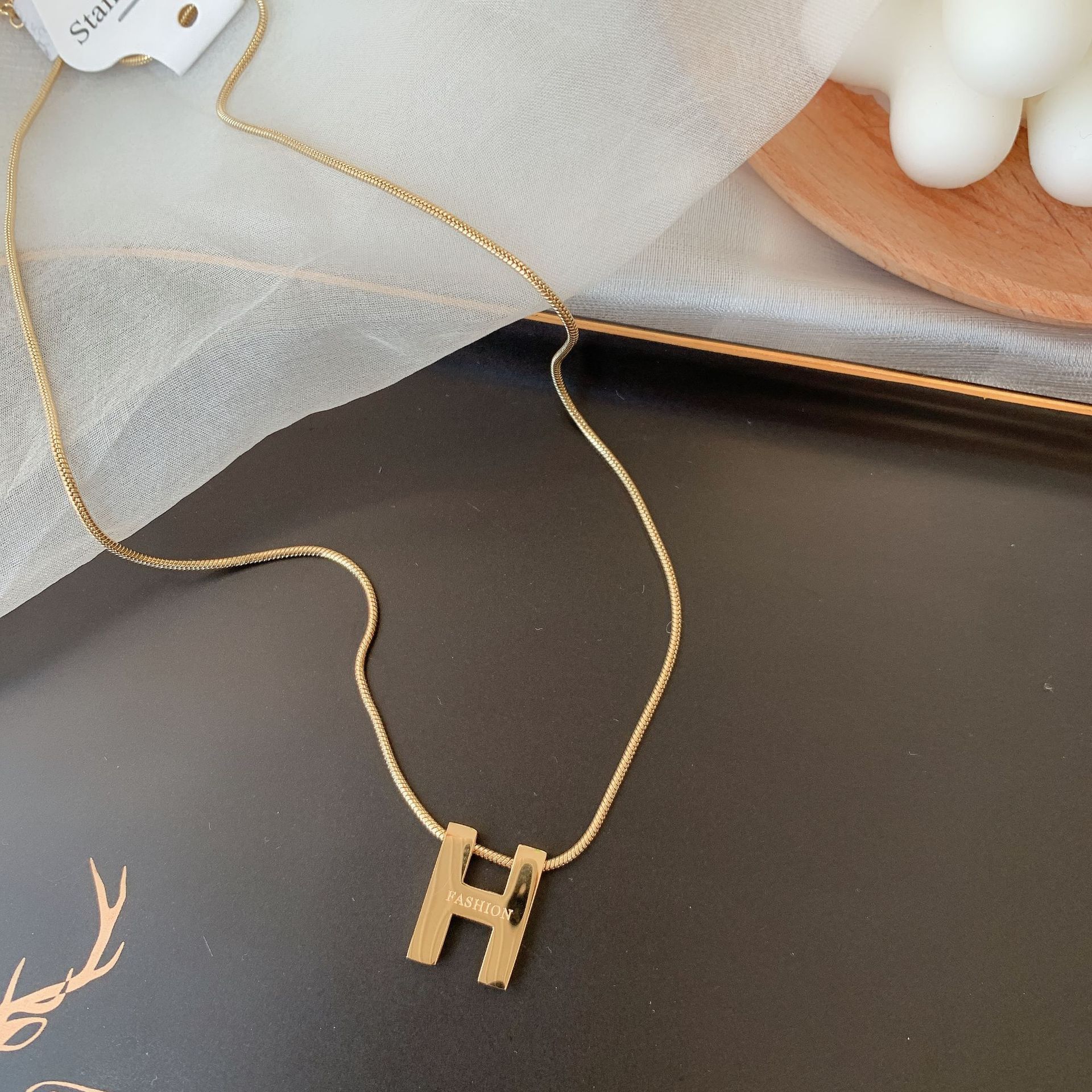 

18K plating on titanium steel Fashion letter H Clavicle Necklace Snake Bone Necklace Temperament necklace for women