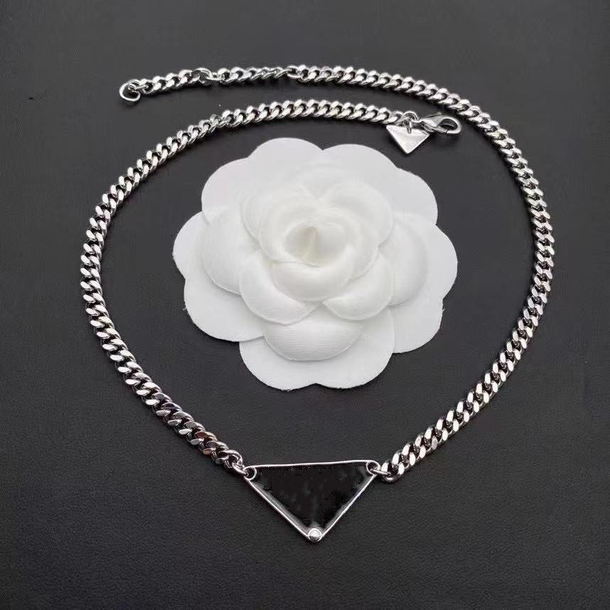 

Luxury Designer Necklace Fashion Jewelry Women Chain Stainless Steel Silver Black White Pendants Triangle Charm Lovers Design Jewellery Statement Mens Necklaces