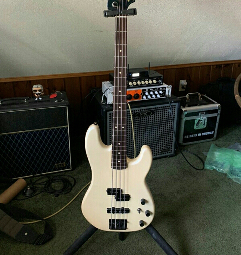 

Custom 4 Strings Duff Mckagan Precision Bass White Electric Guitar Skull Neck Plate, Black Hardware, Rosewood Fingerard, Dot Inlay
