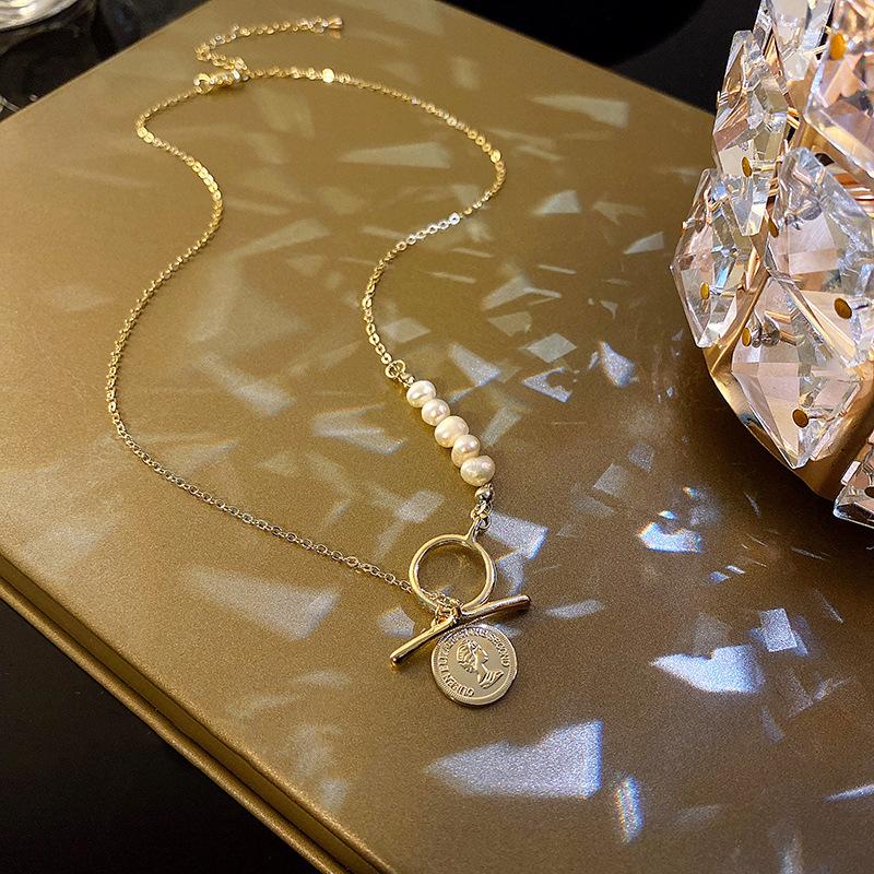 

Pendant Necklaces Simple Vintage Pearl Women Portrait Coin Fashion Luxury Elegant Charm Clavicle Chain Baroque Jewelry Design