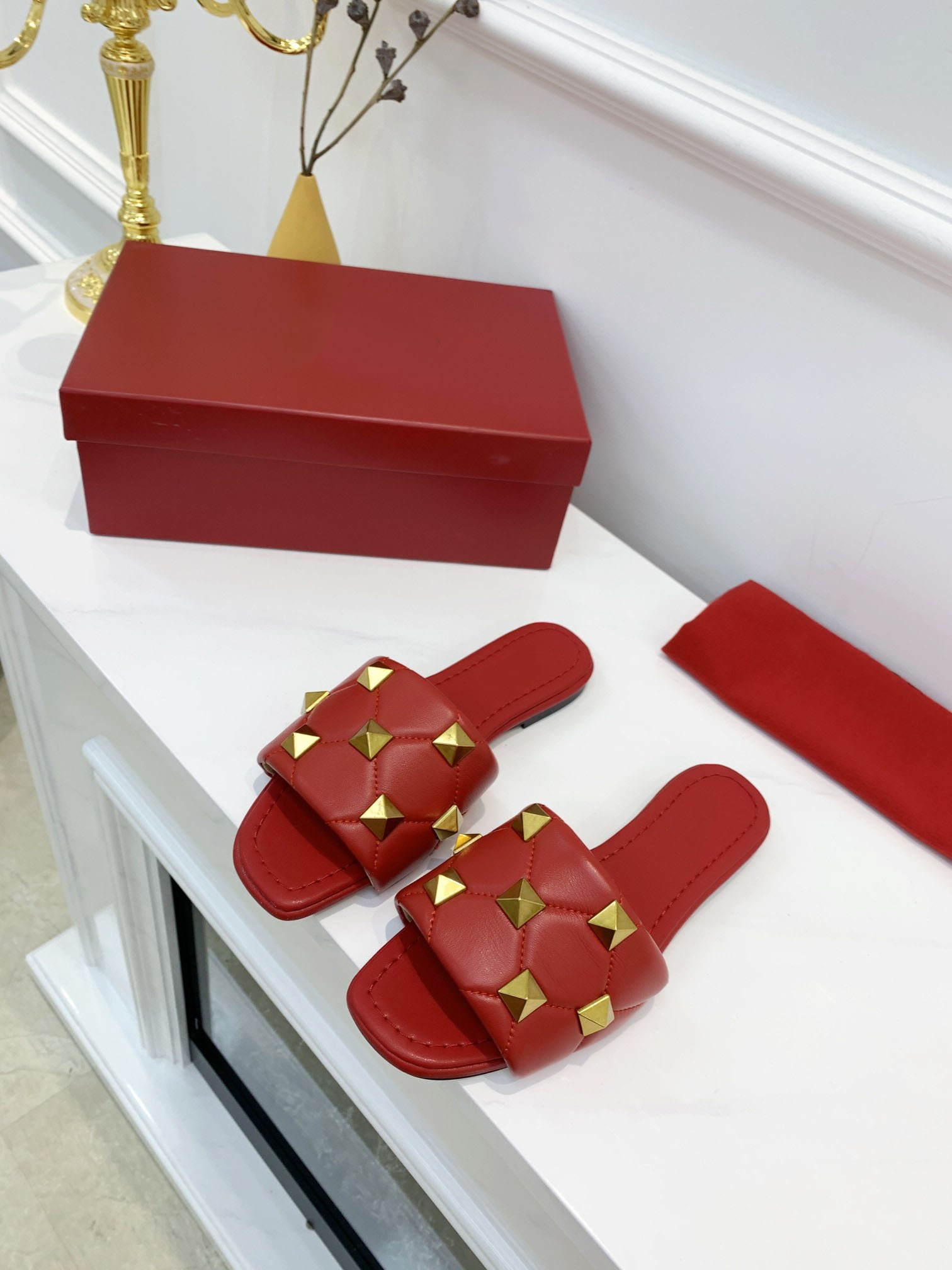 

Top quality Classics sandals slippers Flip Flops women comfortable genuine leather goat skin insider Rivet decoration Beach causal slipper 3, Black