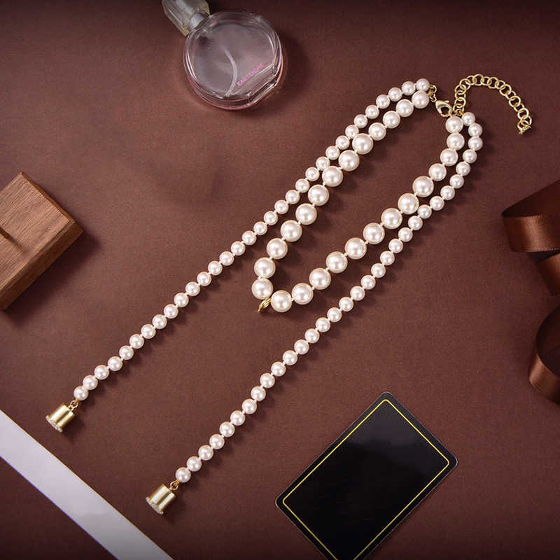 

2022 Brand Fashion Jewelry Women Thick Pearls Necklace Party Earphone Chain Design Necklace White Resin Luxury Big C Pendant