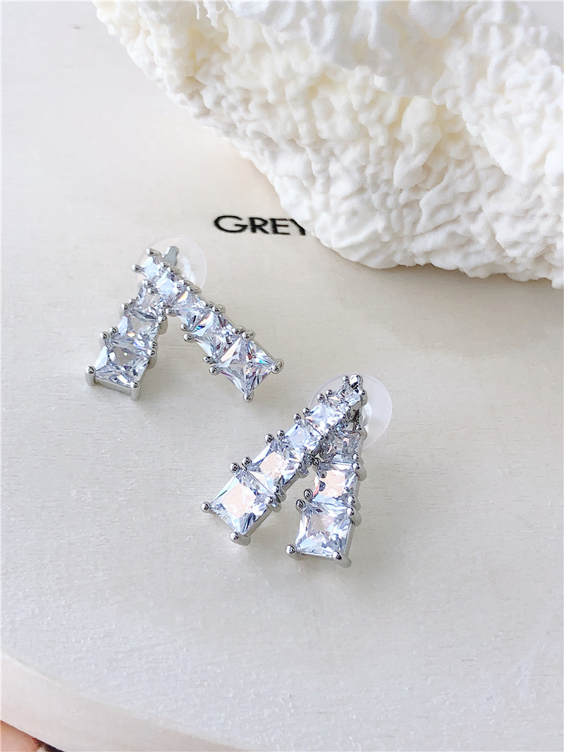 

Fashionable And Exquisite Stud Commuting Diamond Earrings Temperament Full Of Diamonds Silver Needles Are Not Allergic To Jewelry