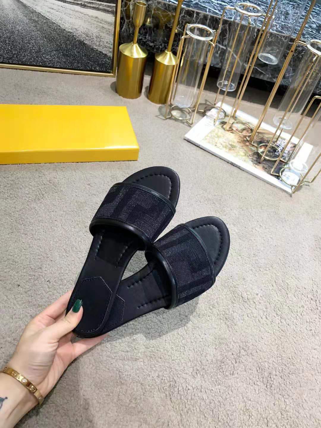 

Summer Fashion Designer Non-slip Flat Heel Sandals High Quality Women's Wide Bottom Black Slippers Outdoor Beach Bathroom Bathing Slippers Large Size