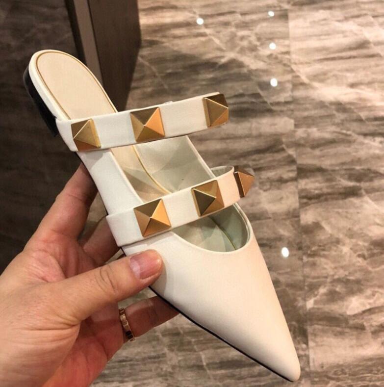 

2021 Gold Rivet Sandals Luxury Designers Brand Womens Slippers Flat Heel Half Drag Pointed High Heels Calfskin All-match Stylist Shoes