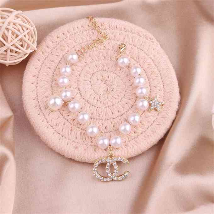 

Granny Xiang's Pearl PendantU, Golden