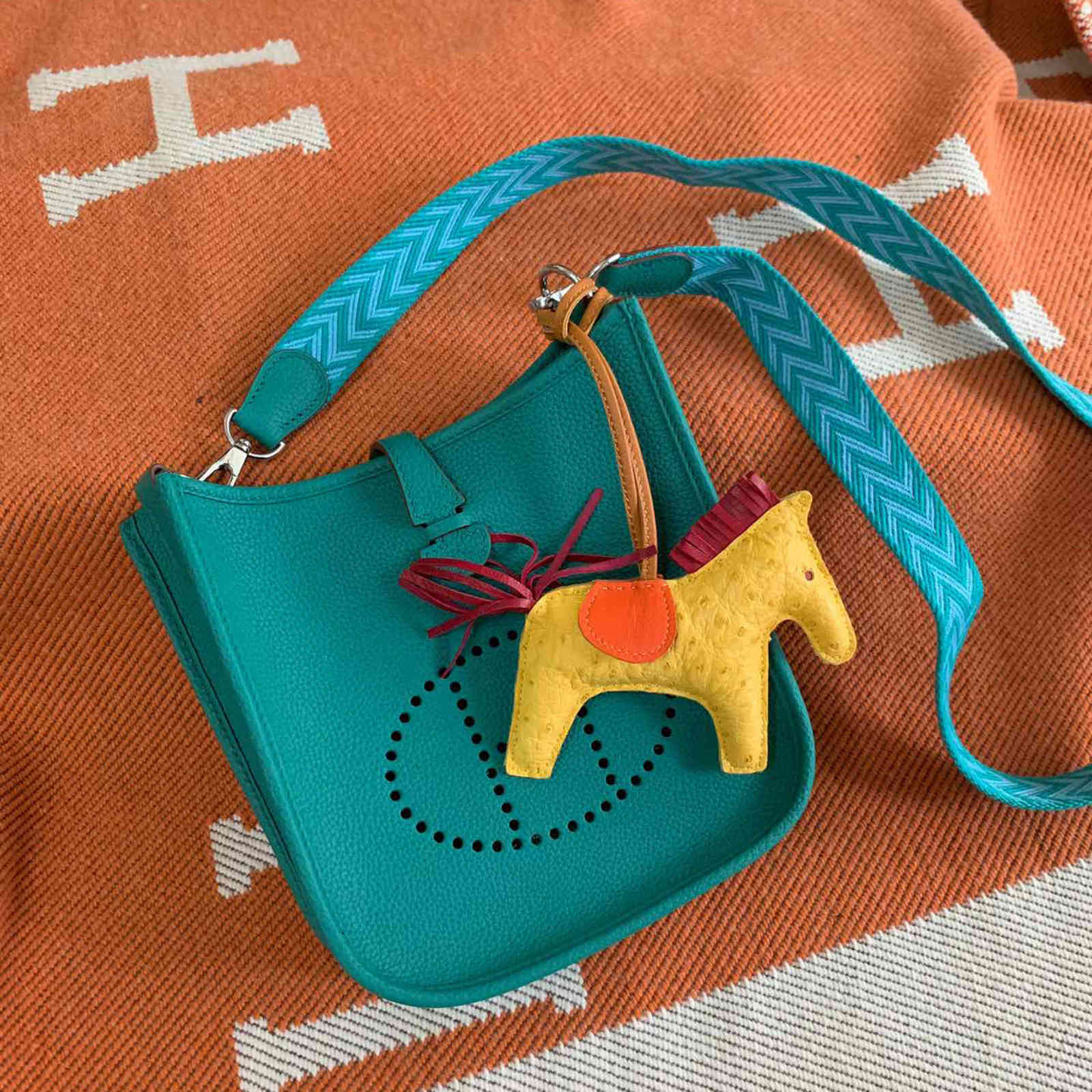 

h Family Evelyn Mini Perforated Bucket New Women's Messenger Bag Texture