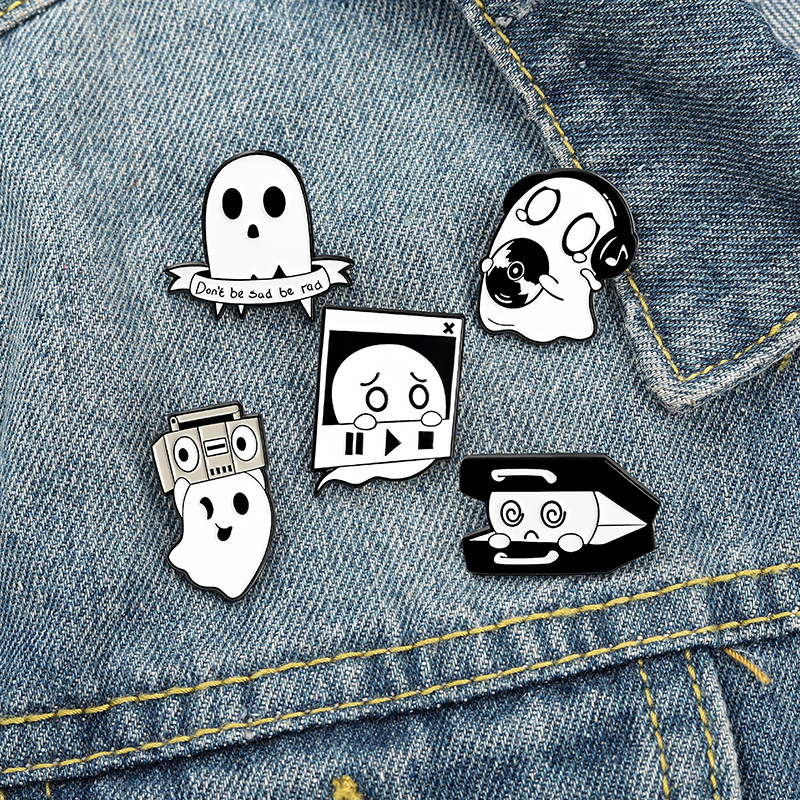 

European Cartoon Ghost Series Brooches Alloy Radio Earphone Box Pins Unisex Halloween Gift Cowboy Skirt Knapscak Badge Jewelry Accessories Wholesale