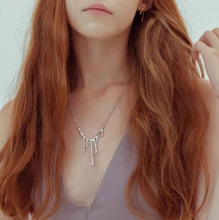 

Unusual French Water Drop Shape Necklace Copper Wind Ins Pearl Clavicle Chain Elegant Ladies Metal Stylish Summer Neck Pendant Necklaces