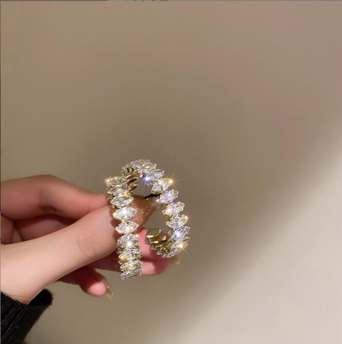 

Super Shiny High Quality Zircon 925 Silver Green C-shaped Earrings For Women European Fashion Full Diamond Ear Ringst