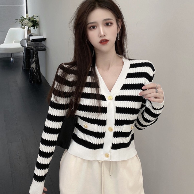 

Woman Summer Elegant Temperament Stripe Knitting V-Neck Button Design Slim Solid Chic Cardigan Female Short Slim Top 210518, Photo color