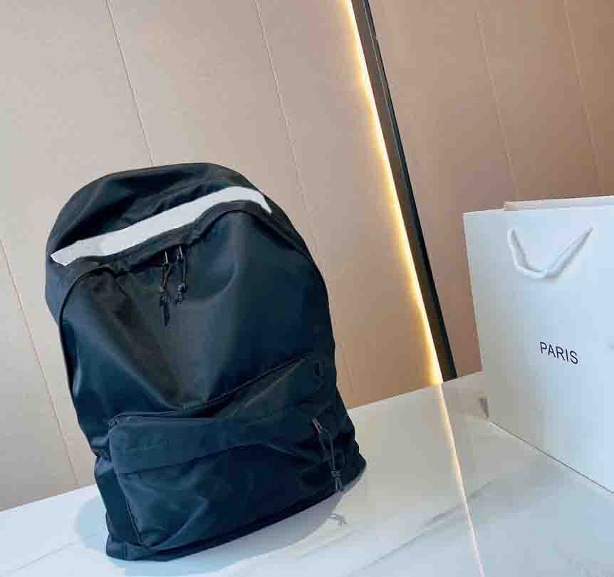 

Designers Couples Backpack Fashion Man Large Capacity waterproof Luggage Laptop Bag Student School Bags Luxurys Woman Handbag Senior Canvas Backpacks, Black1
