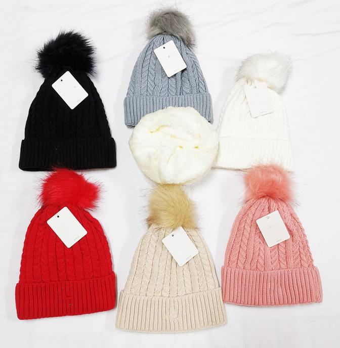 

2021 classic winter design men's and women's Knitted hat, high-quality sports hats, finely knitted`s with woolen threads. It feels supple., White