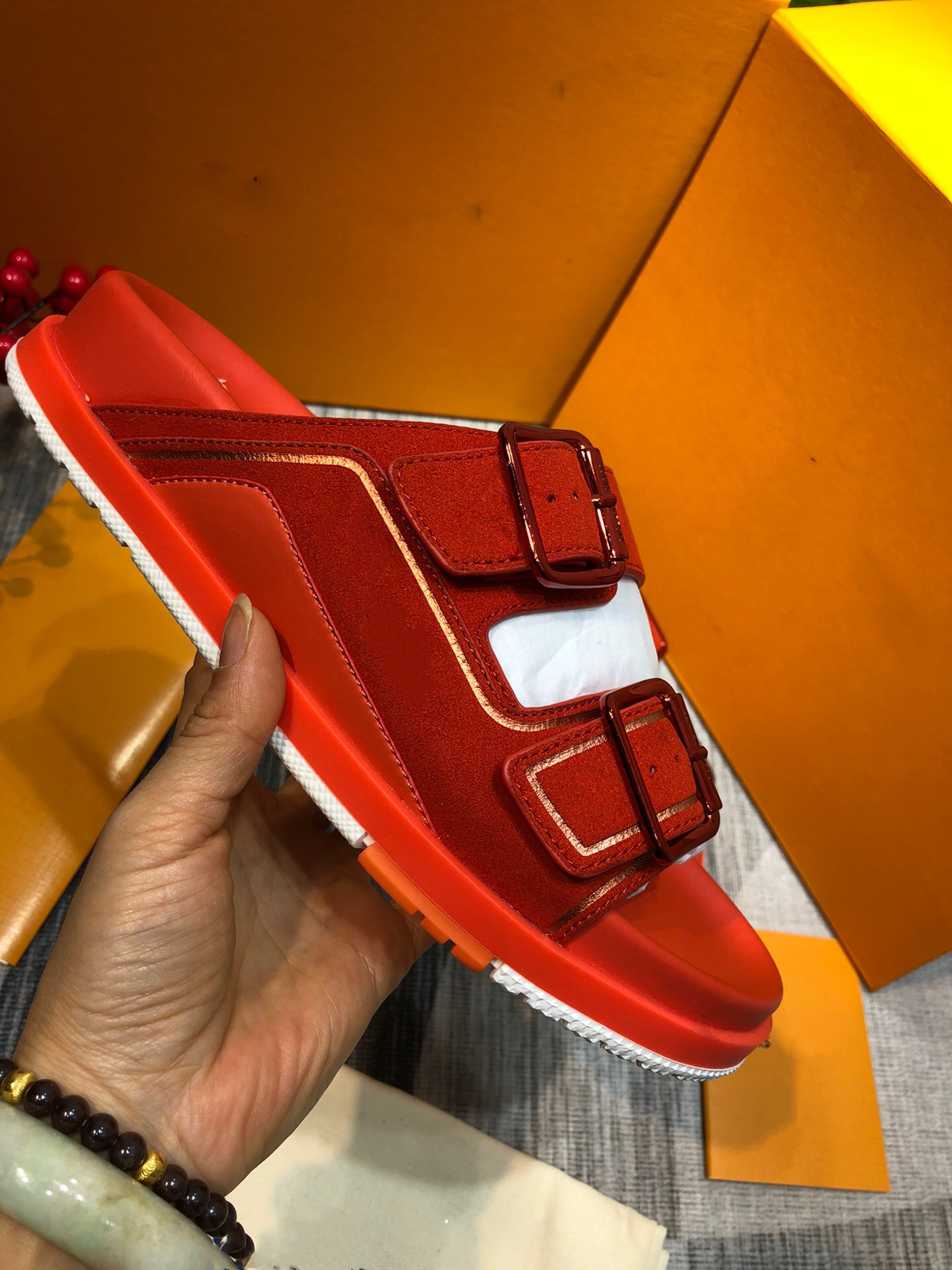 

2021 Summer Style Hook & Loop Beach men`s sandals slip Flat bottom villi skin buckle size 38-45, Box