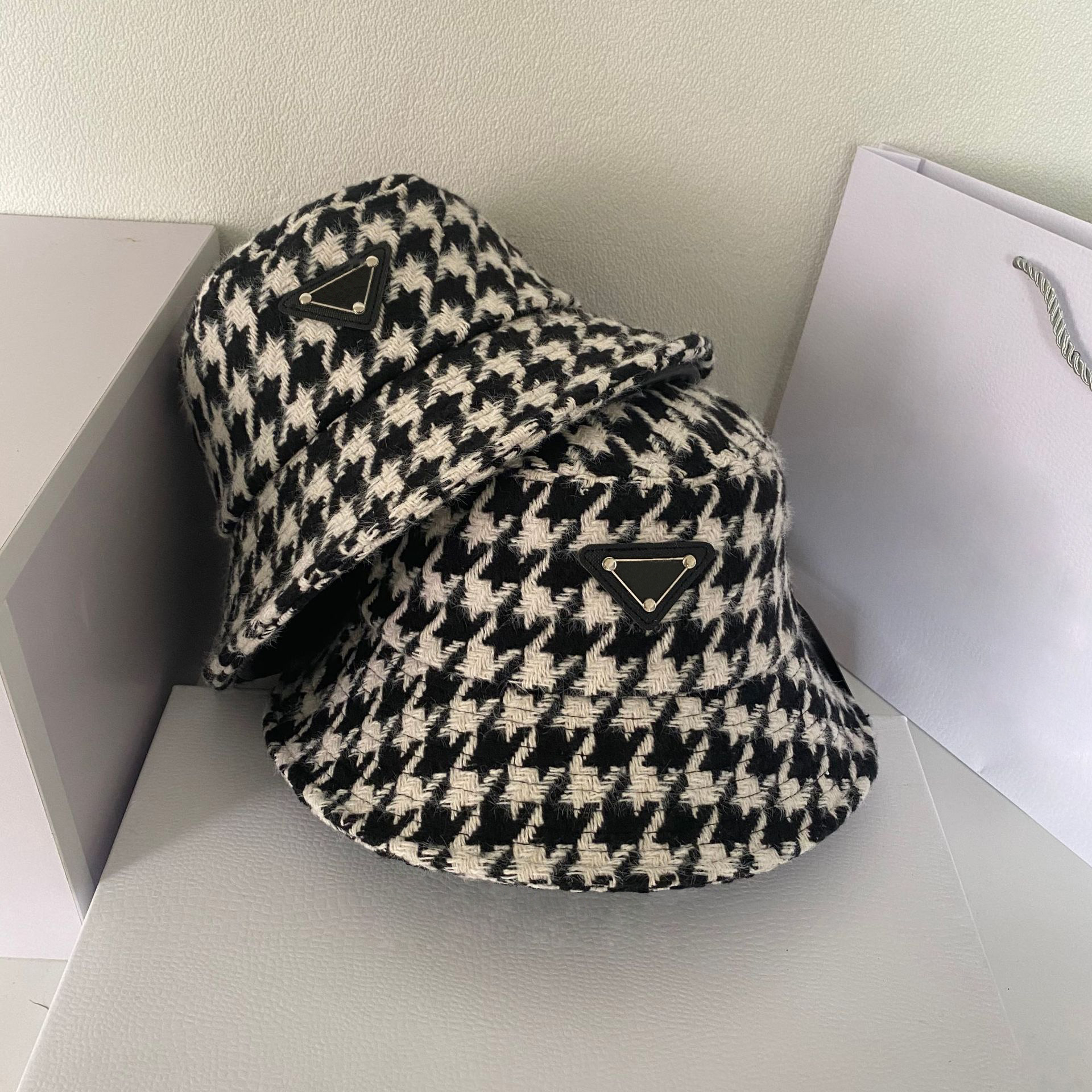 

Fashion P Designer Letters TriangleLogos Wool Bucket Hat for Men Women Swallow gird Pattern Foldable Caps Fisherman Beach Sunshade Wide Brim Hats Folding Bowler Cap, Black