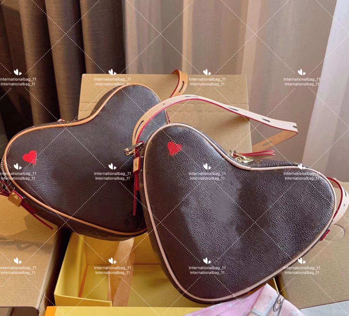 

Classic printed shoulder bags stylish ladies crossbody bag love shaped leather coin purse casual Three color optional Letter wallet