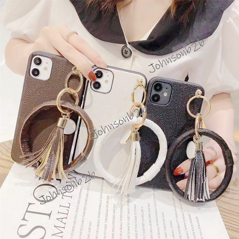 

Fashion Brand designer phone cases with Beautiful bracelet or bear dog chain forphone 11 12Pro 11xs XSmax xr 8plus 8 7plus wholesaler