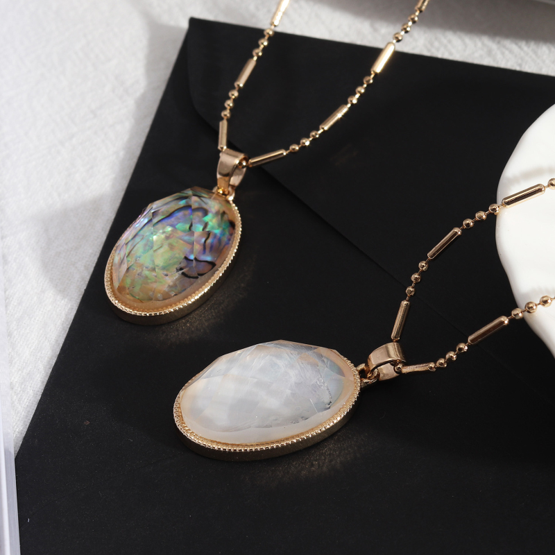 

Fancy Design Handmade Gold Chain Natural Abalone Shell Pendant Necklace for Women Gift